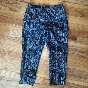 ❄️Women’s Nike Dri-fit capris.  Size Small.  black and gray